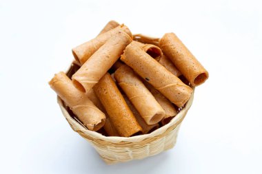 Beyaz arka planda Tayland çıtır hindistan cevizi ruloları.