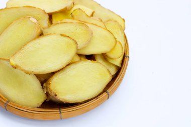 Beyaz arka planda zencefilli bambu dilimleri.