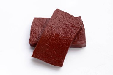 Beyaz arka planda domuz kanı pudingi.