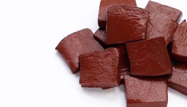 Beyaz arka planda beyaz tabakta domuz kanı pudingi..