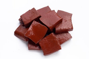 Beyaz arka planda domuz kanı pudingi.