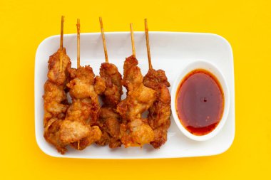 Kızarmış tavuk şişi, Tayland usulü sokak yemeği.