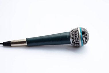 Beyaz arkaplanda mikrofon.