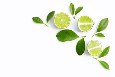 Beyaz arka planda yeşil yapraklı taze limonlar. Üst görünüm