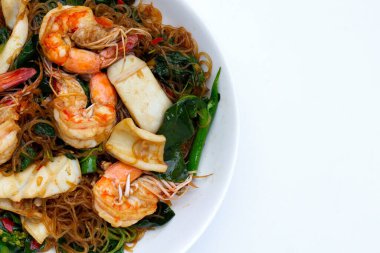 Kutsal fesleğen yaprakları ve deniz ürünleriyle kızartılmış baharatlı vermicelli.