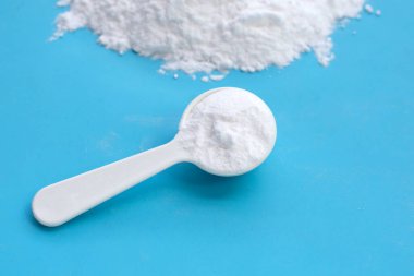 Mavi arka planda kabartma tozu.