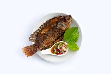 Beyaz arka planda kızarmış balık..