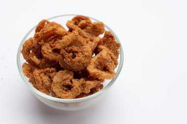 Beyaz arka planda cam kasede kızarmış domuz eti tarifi..