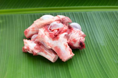 Muz yaprağında çiğ domuz kemikleri