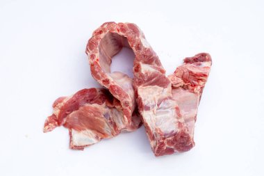 Beyaz arka planda çiğ domuz kaburgası.