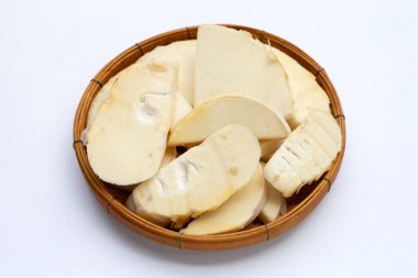 Bambu filizleri beyaz arka planda bambu sepetinde.