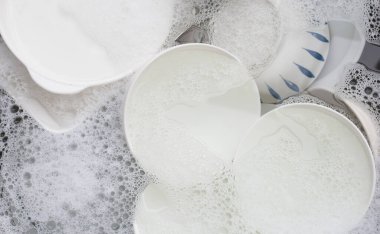 Bulaşık yıkama, mutfak lavabosunda sırılsıklam olmuş mutfak aletlerini kapatma..