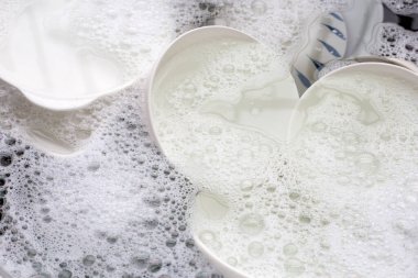 Bulaşık yıkama, mutfak lavabosunda sırılsıklam olmuş mutfak aletlerini kapatma..