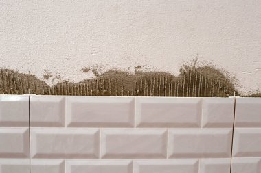 Ev tadilatı, duvarlara seramik döşemeler..