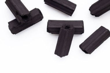 Beyaz arkaplanda dumansız odun kömürü.