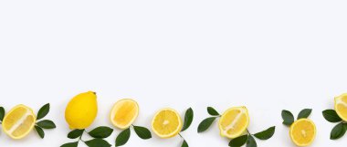 Beyaz arka planda yeşil yapraklı taze limon.