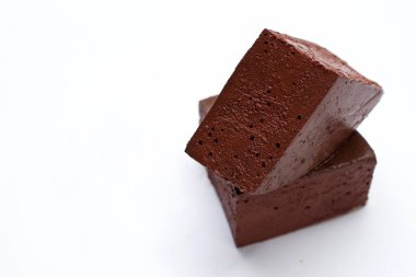 Beyaz arka planda tavuk kanı tofusu.