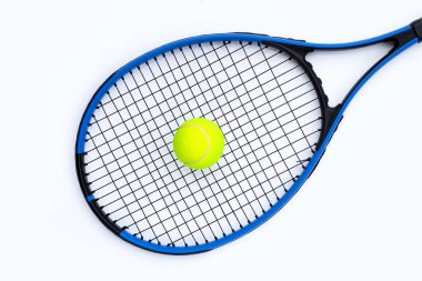 Beyaz zemin üzerinde top olan tenis raketi.