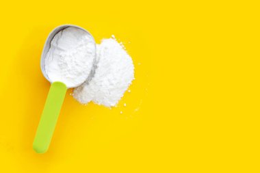 Sarı arka planda kabartma tozu.