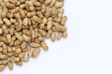 Beyaz arka planda çiğ fıstık.