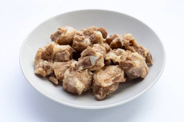 Beyaz arka planda kaynamış domuz pirzolası..