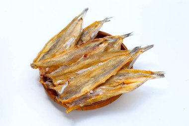 Beyaz arka planda kurutulmuş siyah kral balığı.