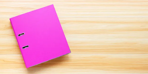 Pinkfarbene Büromappe Auf Hölzernem Hintergrund Ansicht Von Oben — Stockfoto