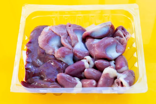 Mieszane Wnętrzności Kurczaka Plastikowym Pudełku Żywności Żółtym Tle — Zdjęcie stockowe
