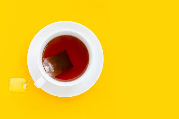 Weiße Tasse Tee Auf Gelbem Grund — Stockfoto