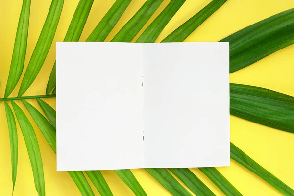 熱帯のヤシの葉を持つ空白の紙は黄色の背景に残します スペースのコピー — ストック写真