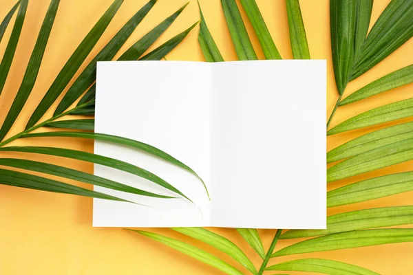 Papel Branco Folhas Palma Tropicais Fundo Amarelo — Fotografia de Stock