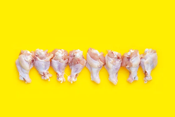 Färsk Kyckling Vingar Wingstick Gul Bakgrund — Stockfoto