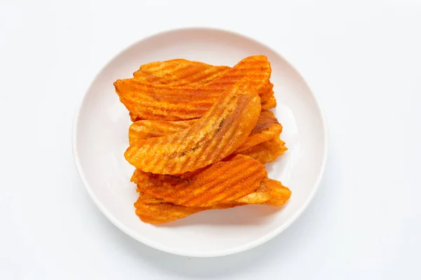 Snack Picante Rodajas Plátano Sabor Pimentón Plato Blanco Sobre Fondo — Foto de Stock