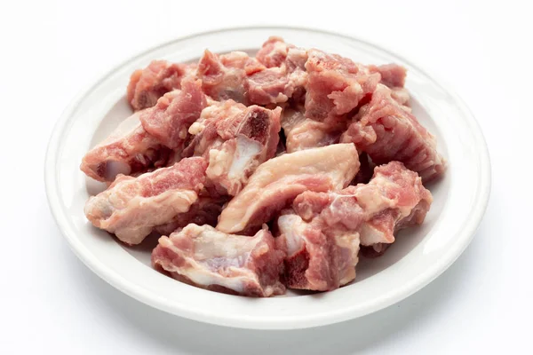 Rohe Schweinerippchen Weißem Teller Auf Weißem Hintergrund — Stockfoto