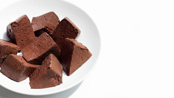 Куриный тофу с кровью в белой миске на белом фоне