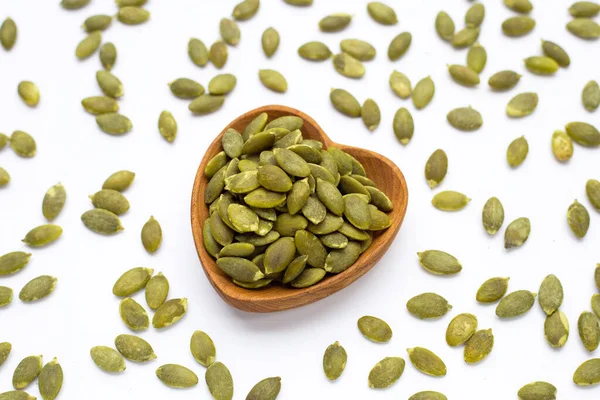 beyaz arkaplanda kabak tohumları