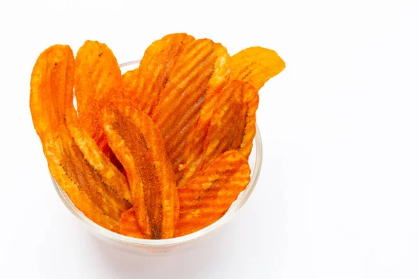 Würzige Zwischenmahlzeit Banana Slice Chips Paprikageschmack Glasschüssel Auf Weißem Hintergrund — Stockfoto