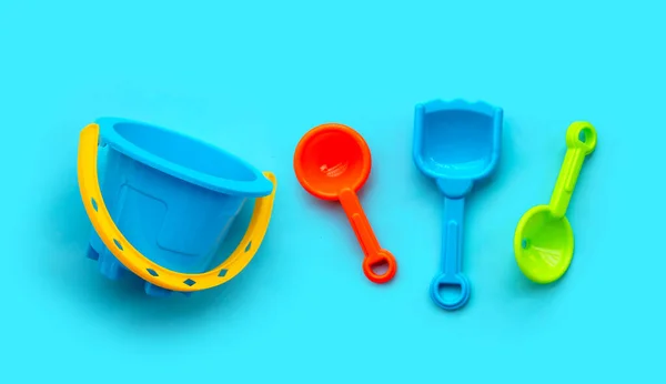 Пластиковые Игрушки Лопата Ведро Синем Фоне — стоковое фото