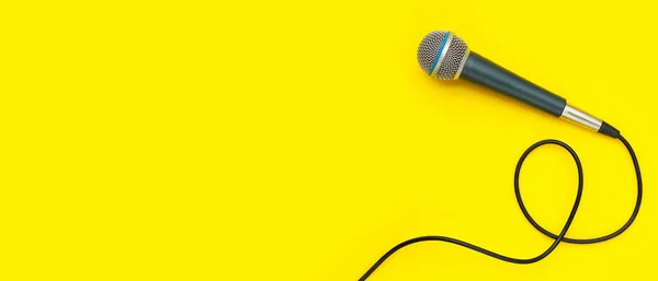 Mikrofon Sárga Háttérrel Felülnézet — Stock Fotó