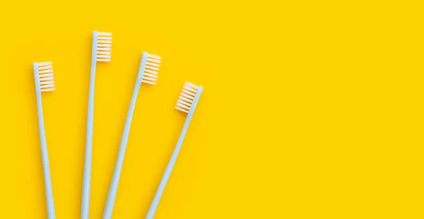 Escovas Dentes Fundo Amarelo Vista Superior — Fotografia de Stock