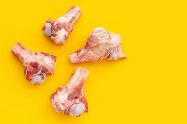 Surowe Kości Wieprzowe Żółtym Tle — Zdjęcie stockowe