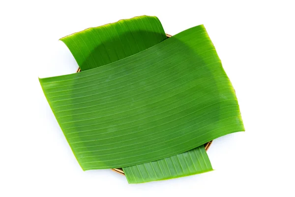 Bananenblätter Bambuskorb Auf Weißem Hintergrund — Stockfoto