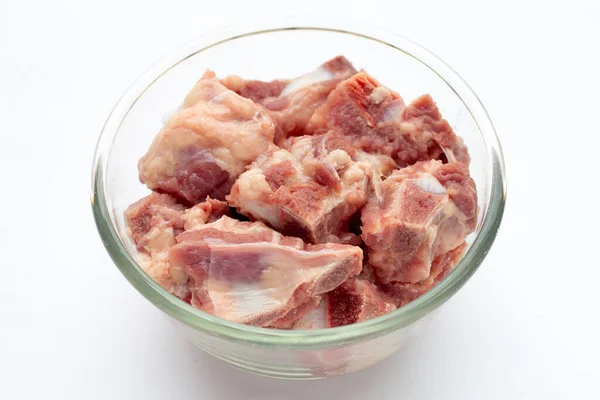 Rohe Schweinerippchen Glasschale Auf Weißem Hintergrund — Stockfoto