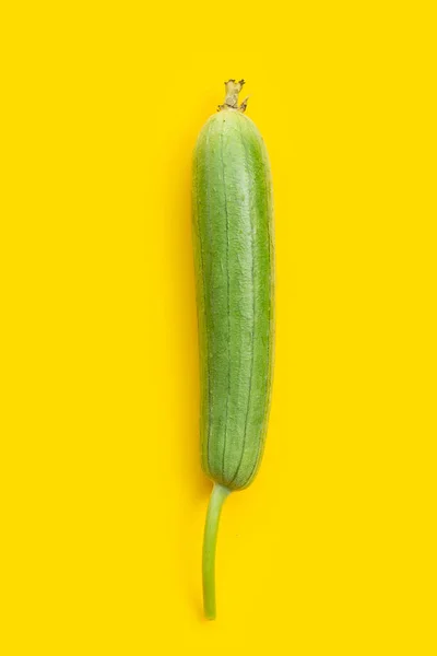 Świeża Zielona Gąbka Lub Luff Żółtym Tle — Zdjęcie stockowe