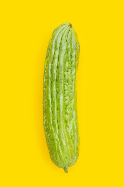 Gorzki Melon Żółtym Tle — Zdjęcie stockowe