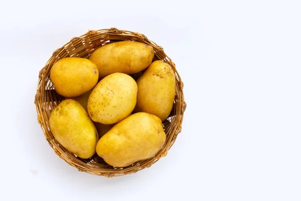 Frische Kartoffeln Bambuskorb Auf Weißem Hintergrund — Stockfoto