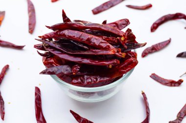 beyaz zemin üzerine kırmızı biber biber kurutulmuş.