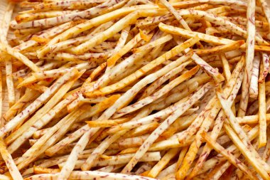 Kızarmış taro çubukları. Kapat.