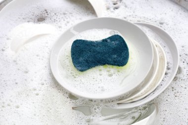 Bulaşık yıkama, mutfak lavabosunda sırılsıklam olmuş mutfak aletlerini kapatma..