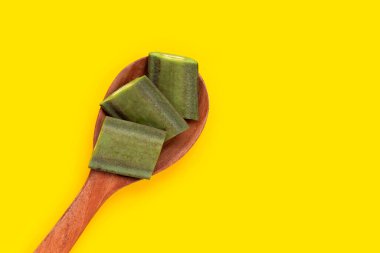 Sarı arka planda kırık kemik ağacı meyvesi.